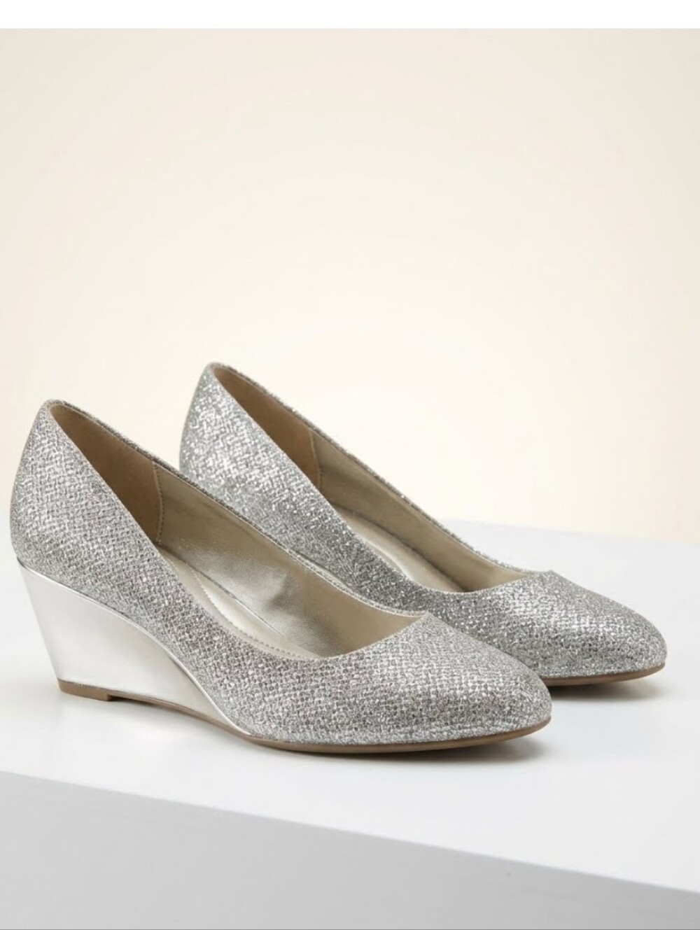 BANDOLINO Elegant Silver Sparkle Wedge Pumps - Women's Dress Shoes SZ 7